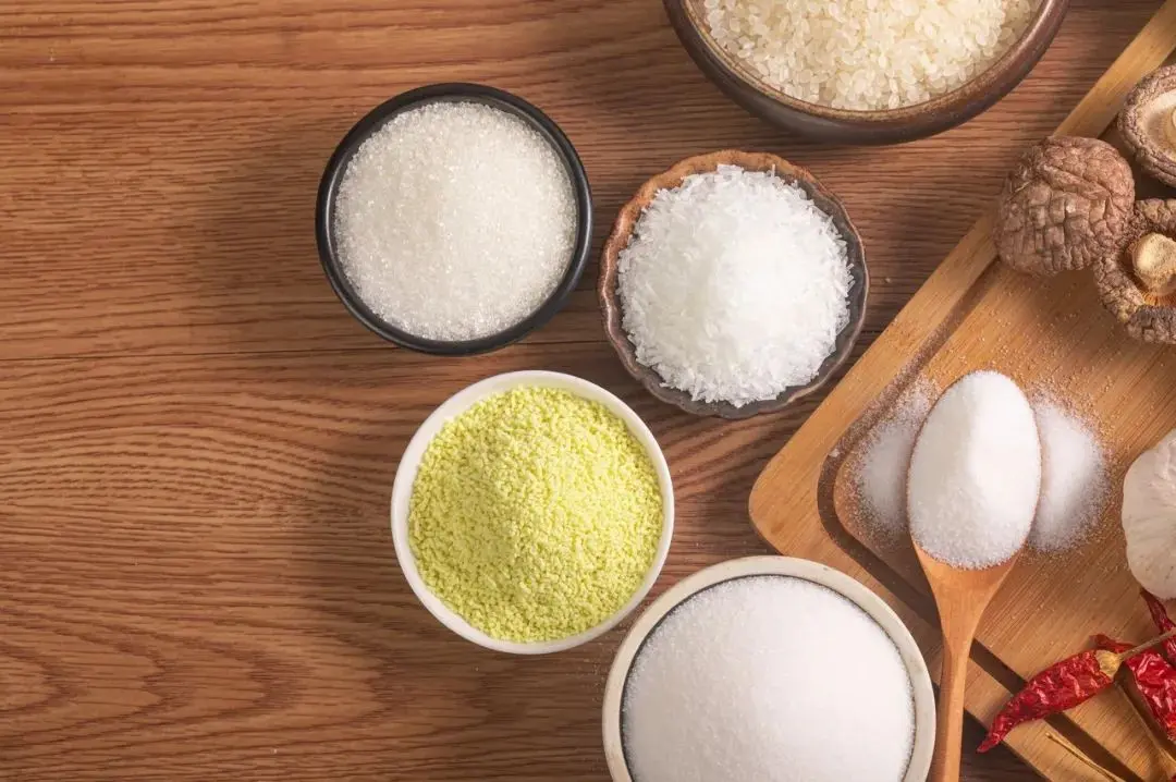 可如今呢？廚房裡的味精早已被雞精、蚝油取代，長輩們見到味精便搖頭勸阻「高溫加熱會致癌！」（示意圖來源：網絡）