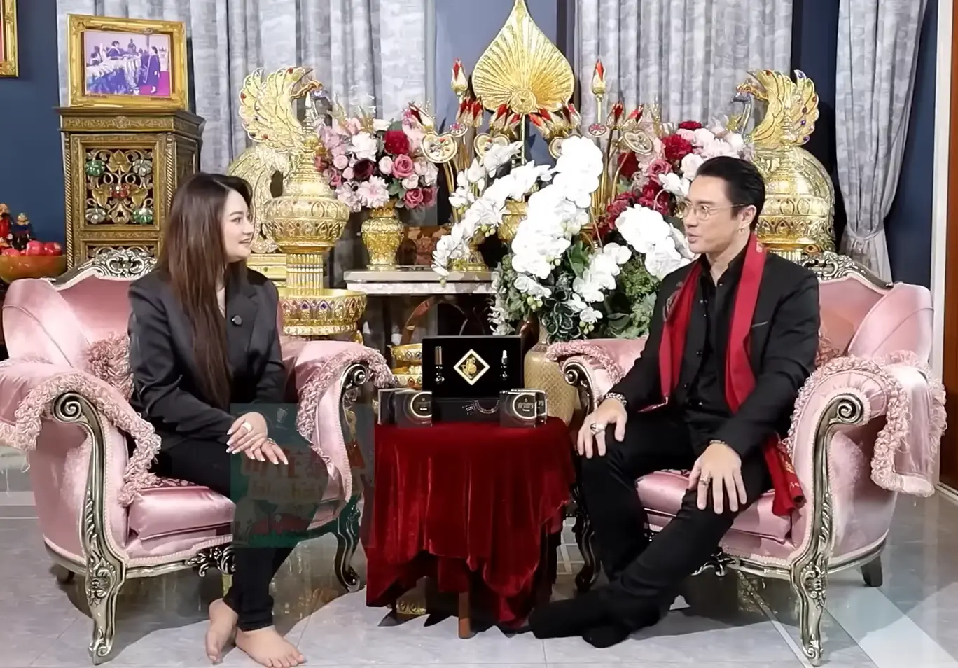 泰國網紅靈媒普萊（Plai Navaracha）宣稱洩露天機遭閻王與佛陀勸阻，決定停止公開預言。她臨別拋出六項2026下半年預測，涵蓋加密貨幣、水底衝突、病毒與爬蟲人傳言，引發網路熱議。（來源：Kiinthailand 奇在泰國@YouTube）