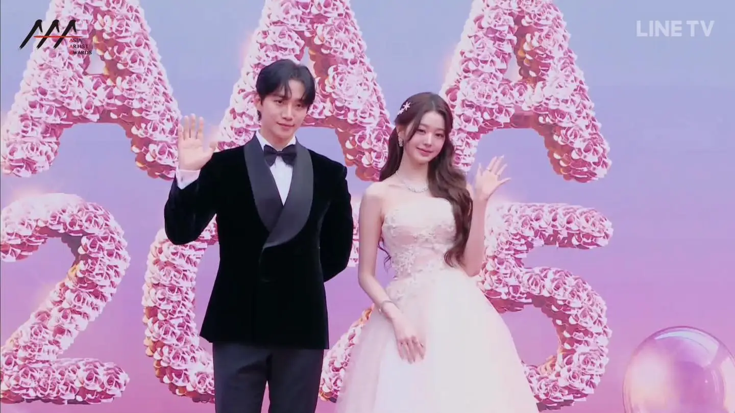 12月6日至7日連續兩天在高雄國家體育場盛大開幕，李俊昊受邀與IVE成員張員瑛攜手擔任本屆典禮主持。兩人一踏上紅毯就引發全場尖叫，張員瑛一身白紗洋裝仙氣滿滿，李俊昊則帥氣穩重，默契十足的搭配收穫眾多好評。(圖：視頻截圖)