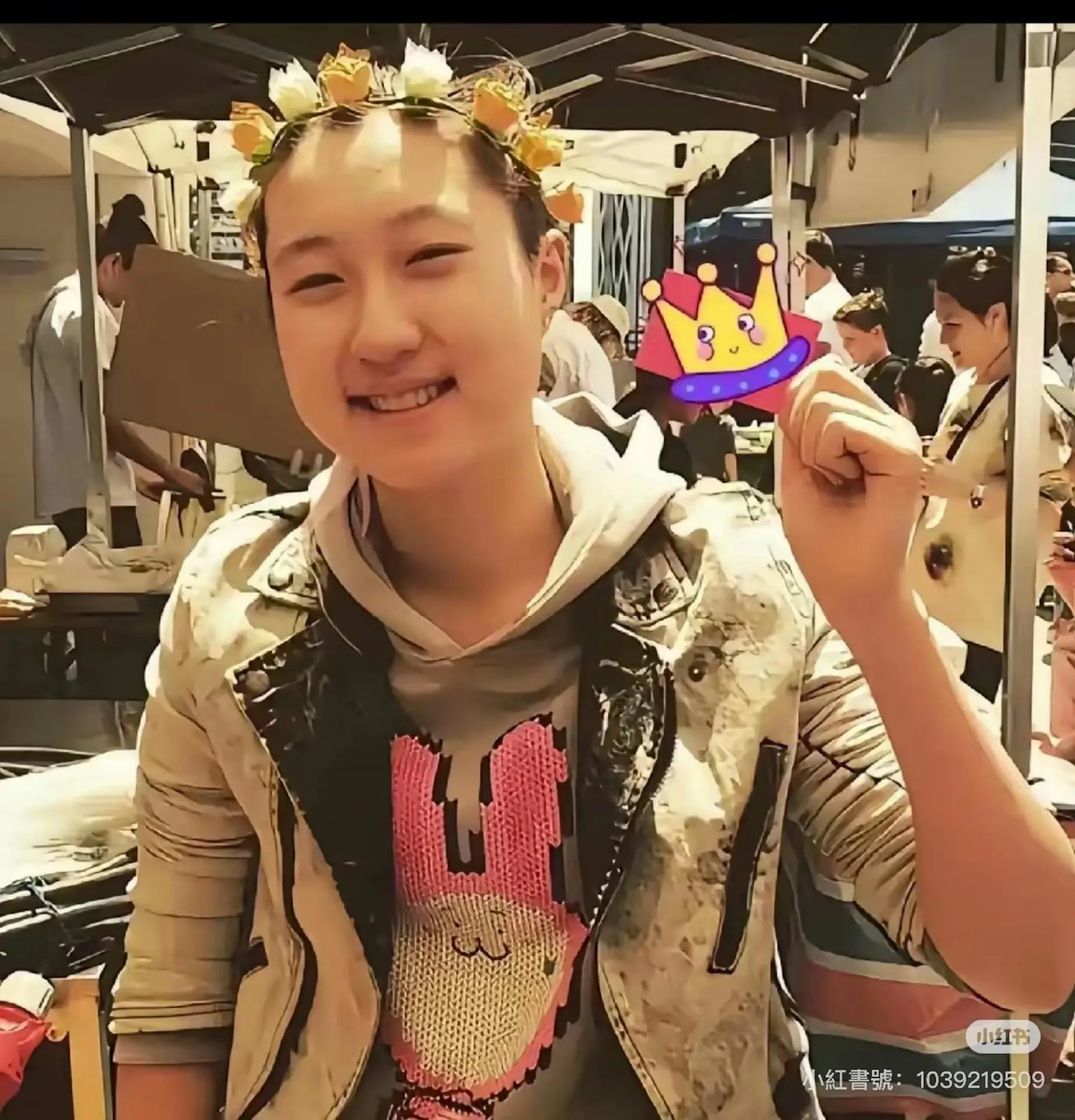 此次疑似回港擺地攤的舉動，與她此前的公開形象可謂大相徑庭。照片中的吳卓林褪去了往日的叛逆標籤，穿著簡潔的休閒裝，專注整理攤位上的衣物，與周圍的街頭小販並無二致。(圖：小紅書)