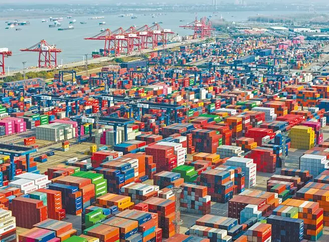 中共中央財辦分管日常工作的副主任、中央農辦主任韓文秀13日表示，2026年要堅持對外開放，推動多領域合作共贏，既要擴大出口，也要增加進口。圖為南京港龍潭港區。（新華社）