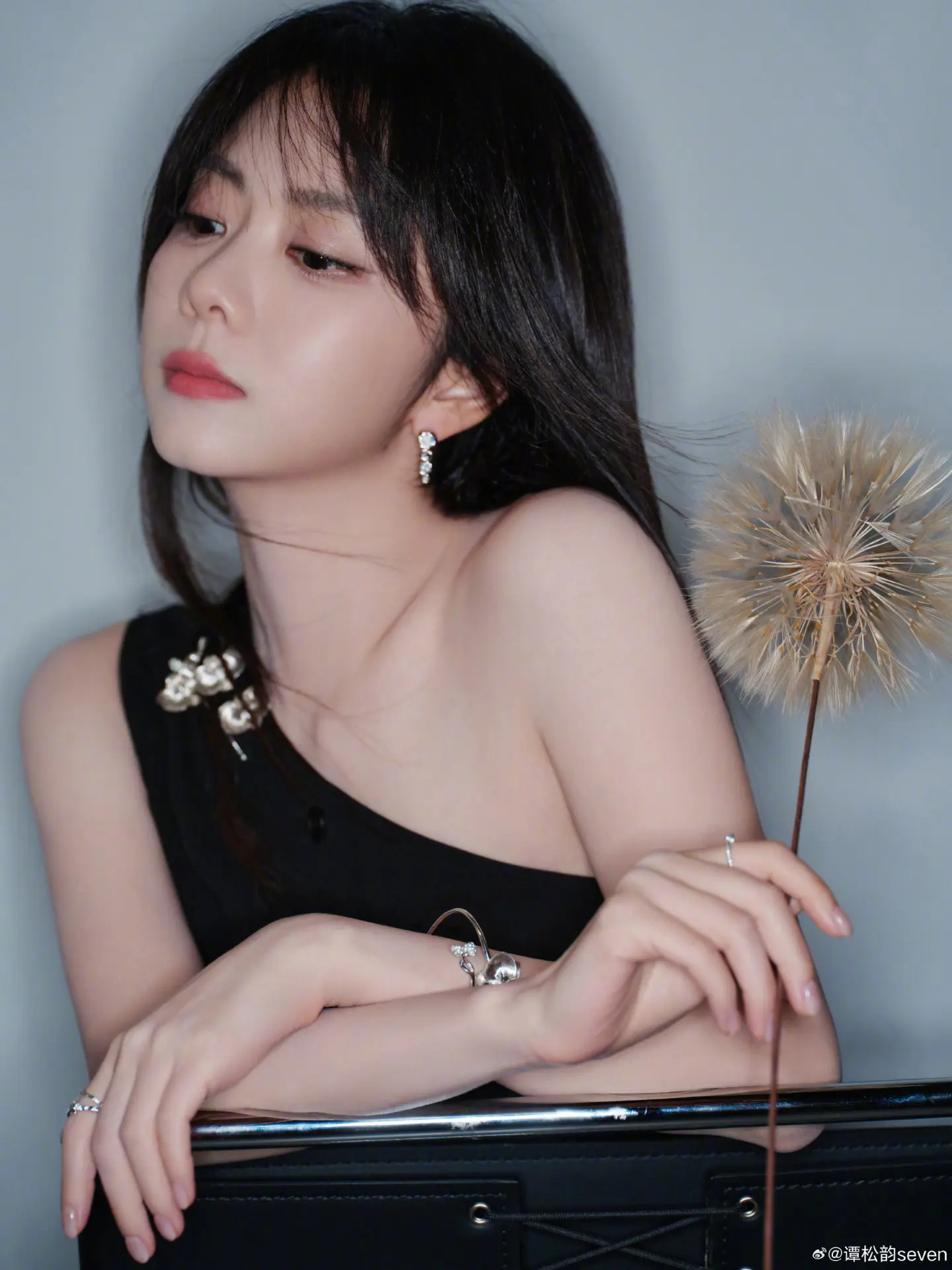 譚松韻鮮少參加綜藝，謝絕無謂炒作，只專注拍戲，靠選劇眼光與紮實演技接連主演《最好的我們》、《錦衣之下》、《以家人之名》、《向風而行》及近期熱播的《蘭香如故》等多部高收視劇集，成為獨當一面的藝人。(圖：谭松韵seven@微博)
