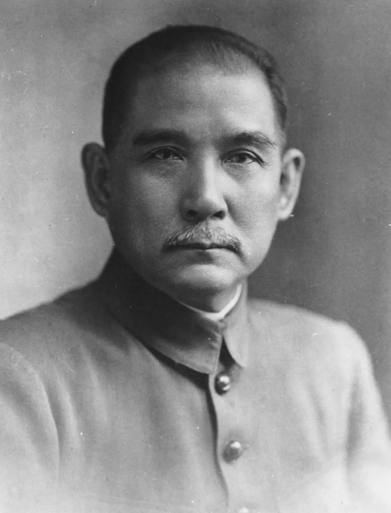 孫中山先生一生致力於中國民主革命，其歷史功績，不僅在於提出推翻滿清、建立共和的政治理想，更在於成功凝聚海外華僑、民間幫會與知識分子的力量，共同推動1911年辛亥革命，結束中國延續兩千多年的君主專制帝制。(圖：維基百科)