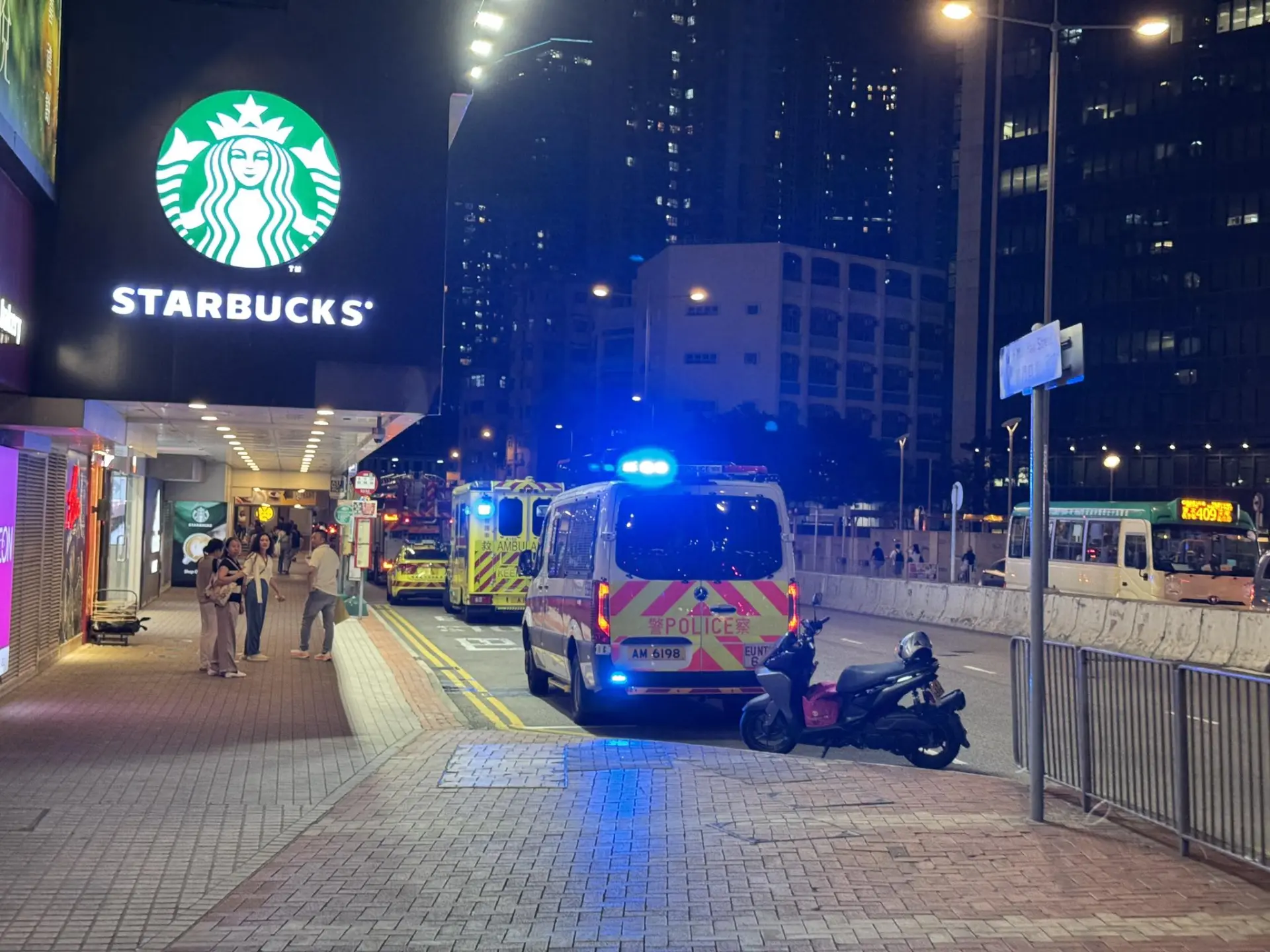 當日傍晚 6 時 42 分，執法部門接獲悅來酒店職員緊急報案，指一名男住客懷疑在房內自尋短見。救援人員接報後迅速趕至現場，於酒店房間內發現 32 歲徐姓男事主倒臥在地，身旁擺放著兩盆已燒過的炭。（圖：伍俊瑜-大魚 Big Fish@FB）