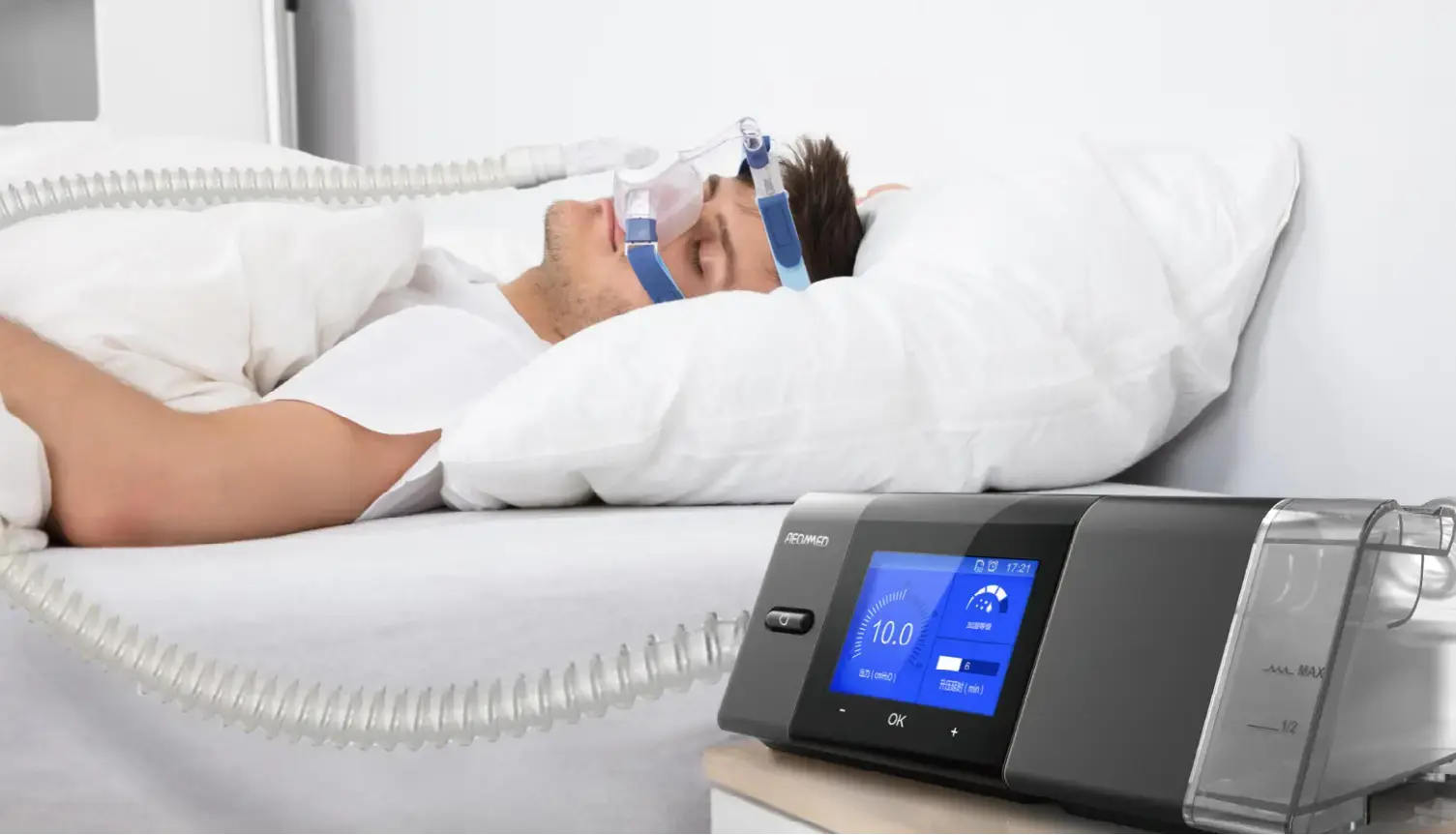 現在治療 OSA，常用的是持續性正壓呼吸器（CPAP）。用這個得在睡覺時戴個面罩，靠機器把空氣壓進呼吸道裡。（示意圖來源：網絡）