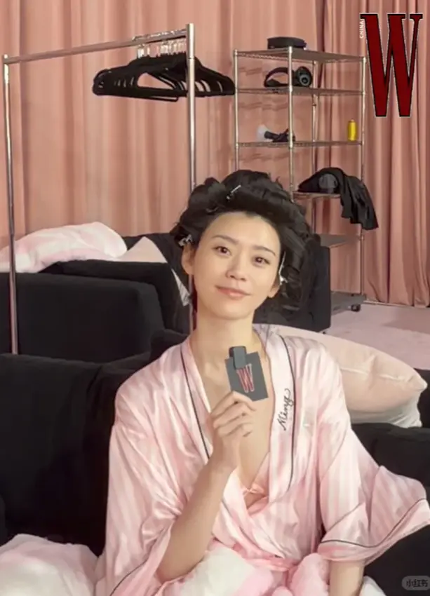 2026洛杉磯維密大秀，奚夢瑤相隔八年重返T台，後台親口宣告comeback。身為母親與EMBA學員的她，以粉紅繁花翅膀造型登台，坦然面對過往，完成一場溫柔又有力量的回歸。（來源：小紅書網友）