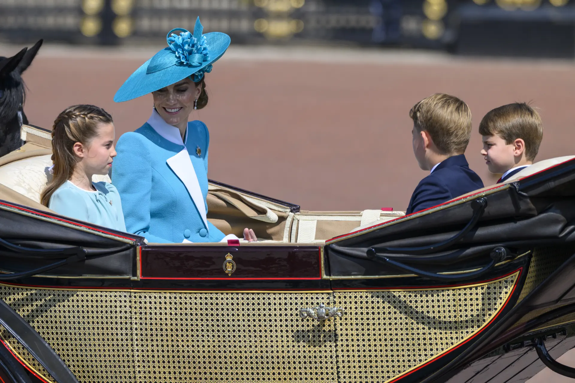 威廉還分享育兒細節，稱 7 歲的路易斯與 10 歲的夏洛特熱愛蹦床，常後院比拼彈跳高度，「他們的動作毫無美感可言」，言語間滿是溫馨。(圖：新華社)