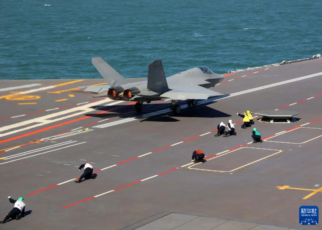 殲-35從福建艦上電磁彈射起飛（新華社）