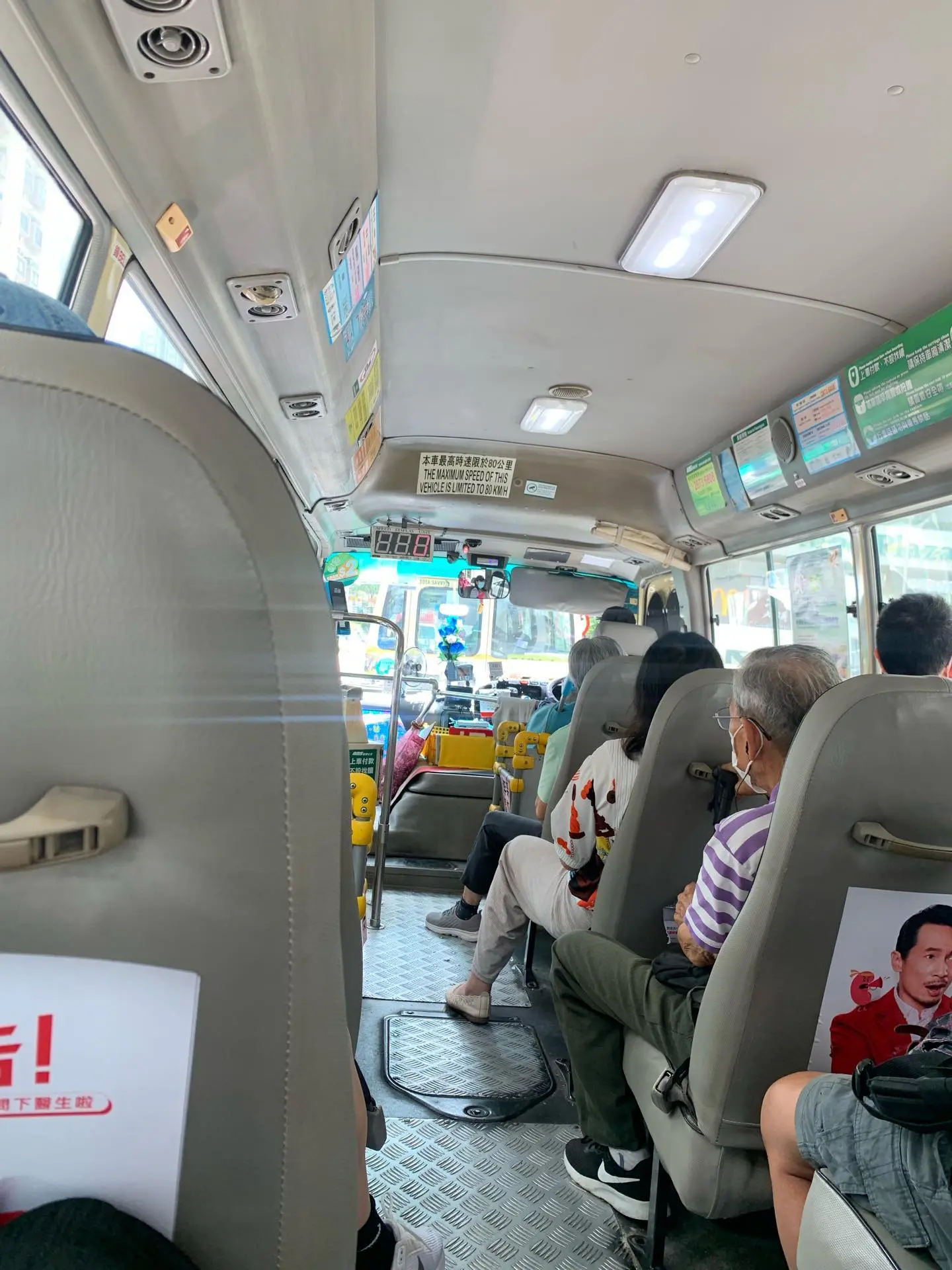 不少有「社恐」的網民坦言，搭小巴最難的不是認路，而是鼓起勇氣在滿座的車廂內揚聲。有網民表示，自己性格內向，每次坐小巴都要做很久的心理建設，才能鼓起勇氣喊出「有落」。(圖：mandy_twhk@threads)