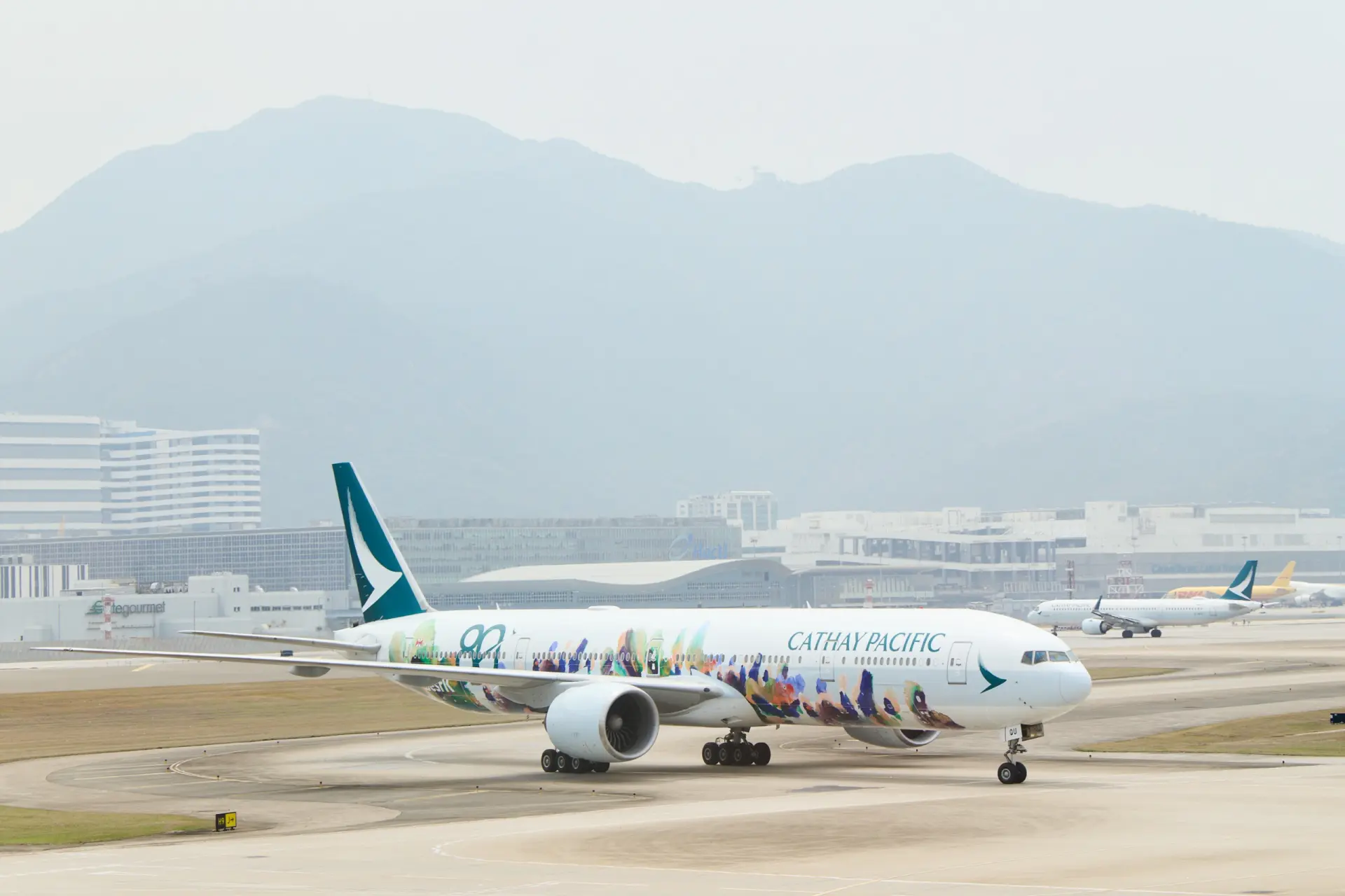 一個穩定的航空樞紐，需要的是能夠抵禦風浪、持續投資、對員工和乘客負責的基地航空公司。國泰連續三年的穩健業績，正好證明這種模式的可持續性。(圖：國泰官網)