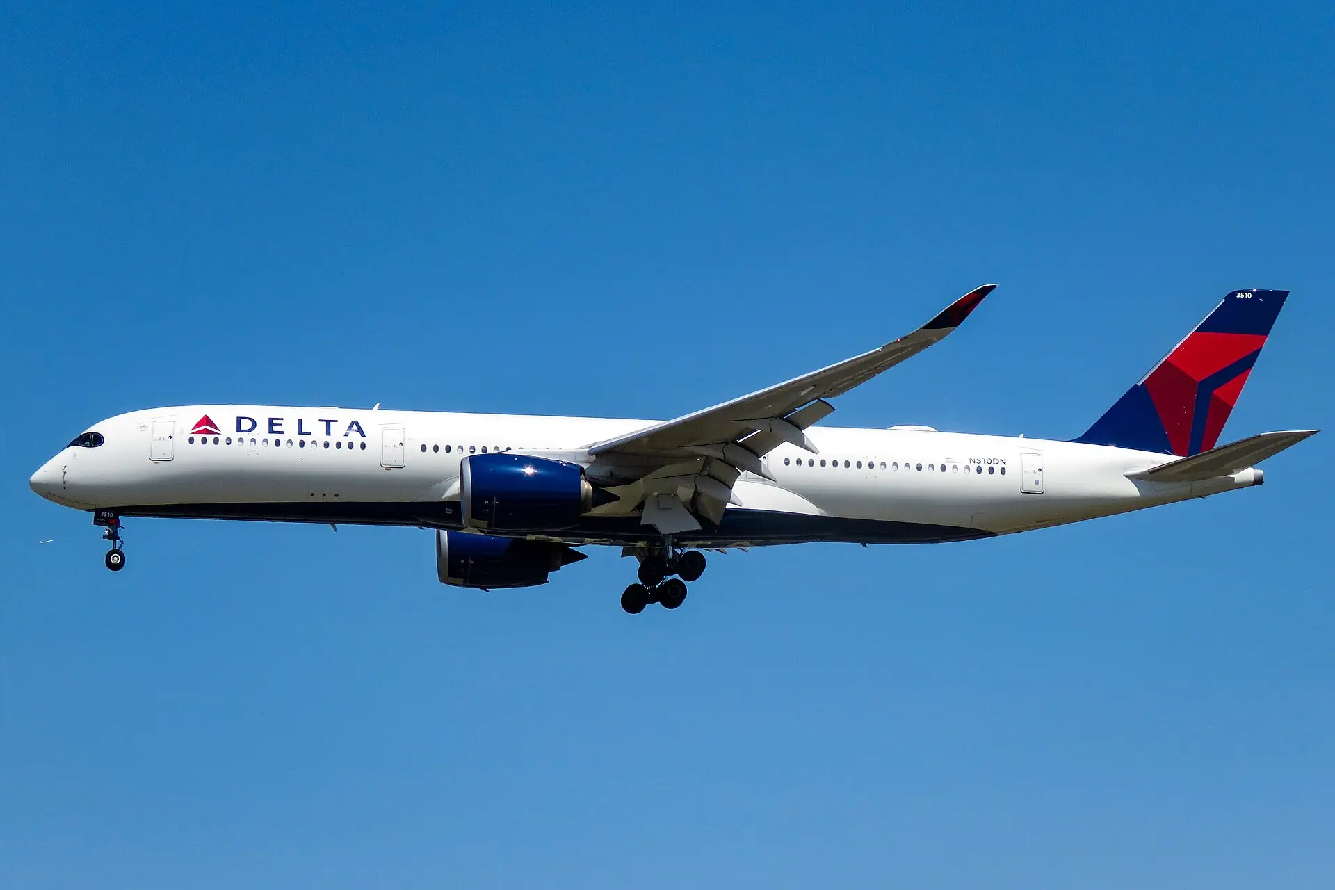 達美航空（Delta Air Lines）DL478航班從亞特蘭大飛往波特蘭，降落前30分鐘一名孕婦突發分娩，機組人員與3名醫療志願者合力接生，母女平安，航班最終154人順利抵達。（來源：wikipedia）