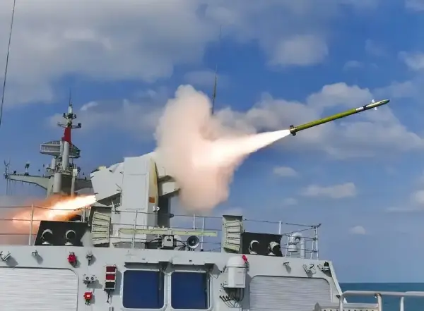 這套新型終端防空反導系統（外界研判為海紅旗 - 10 深度改進型），2026 年 5 月初在渤海完成定型試驗，是解放軍海軍「遠 - 中 - 近 - 末端」多層防空體系的最後一塊拼圖，專門對隱身反艦飛彈、高超音速武器、無人機蜂群等新型威脅設計。(資料圖片)