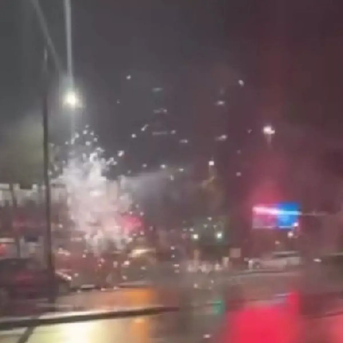 網絡流傳的影片記錄下駭人瞬間：市中心街頭，一群蒙面滋事者圍堵一輛行駛中的雙層巴士，不間斷向車身發射煙花，密集的火光在夜空中綻放，巴士在彈雨中緩慢挪動，車上乘客的驚慌難以言表。(圖：視頻翻攝)