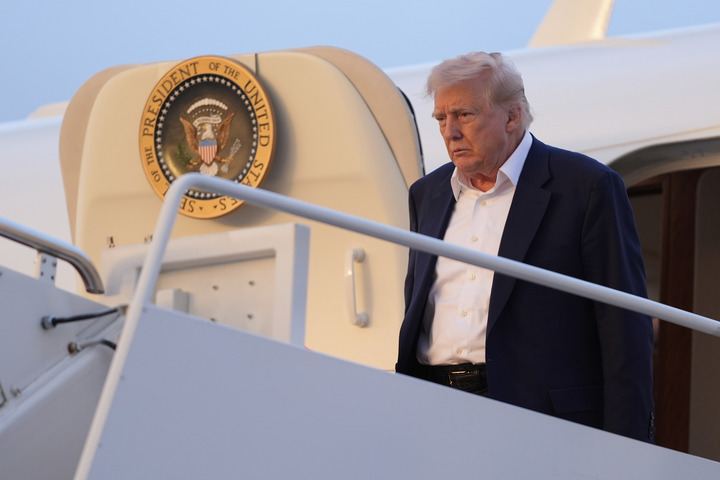 特朗普走下現在的美國「空軍一號」總統專機。(新華社)