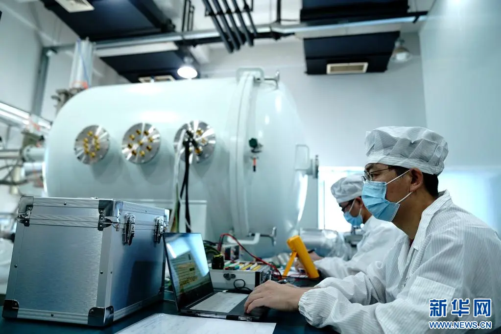 中國科學院上海技術物理研究所科研人員在實驗室分析空間環境模擬數據。 (新華社)