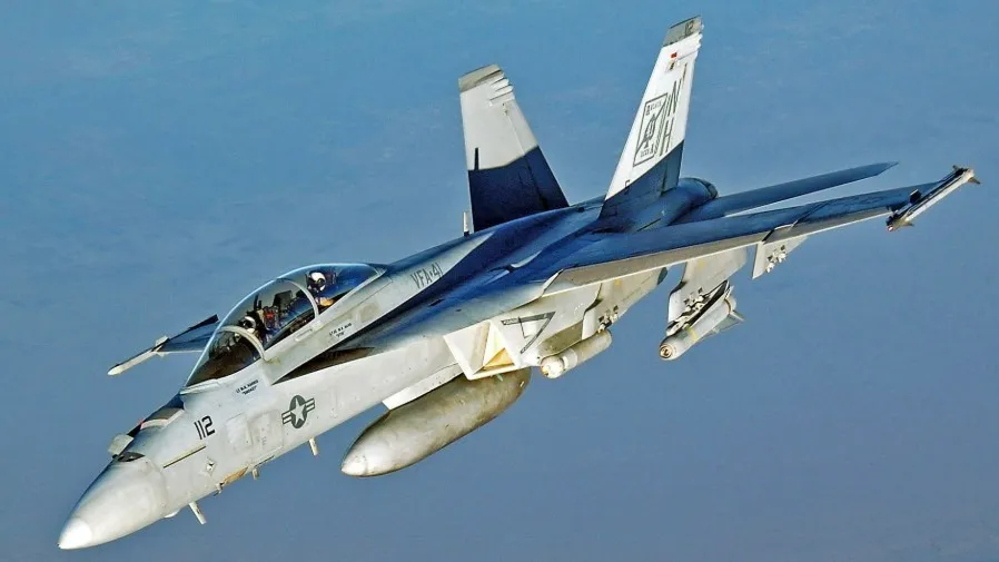 「杜魯門號」航母急掟彎避胡塞火力 F-18戰機甩尾墜海的封面圖片