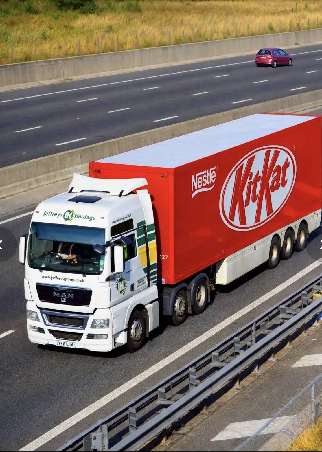運載著KitKat的貨車原從意大利出發往波蘭。（圖/X）