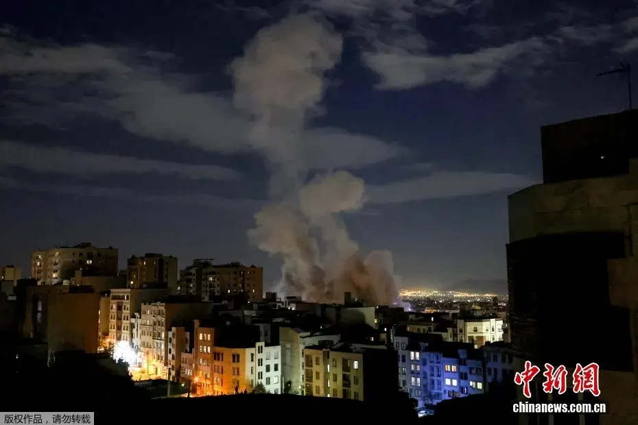 當地時間 3 月 1 日晚 9 時左右，伊朗首都德黑蘭多地遭襲，爆炸聲與火光持續不斷，部分建築冒出濃煙。(中新網)