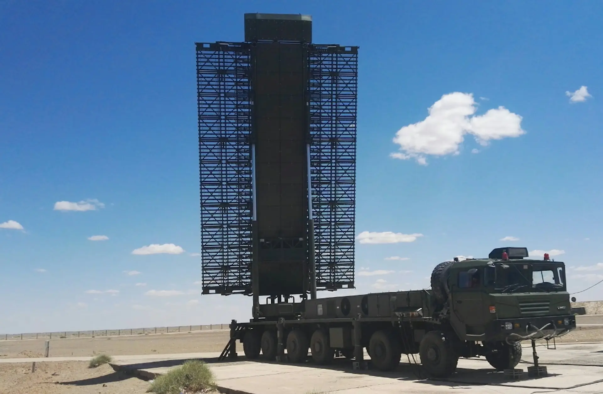 YLC-8B對常規戰機探測距離超500公里，對彈道導彈預警近700公里，對F-35類隱身目標穩定跟蹤達350公里，足以在其進入防區外打擊圈前發出預警。(圖：維基百科)