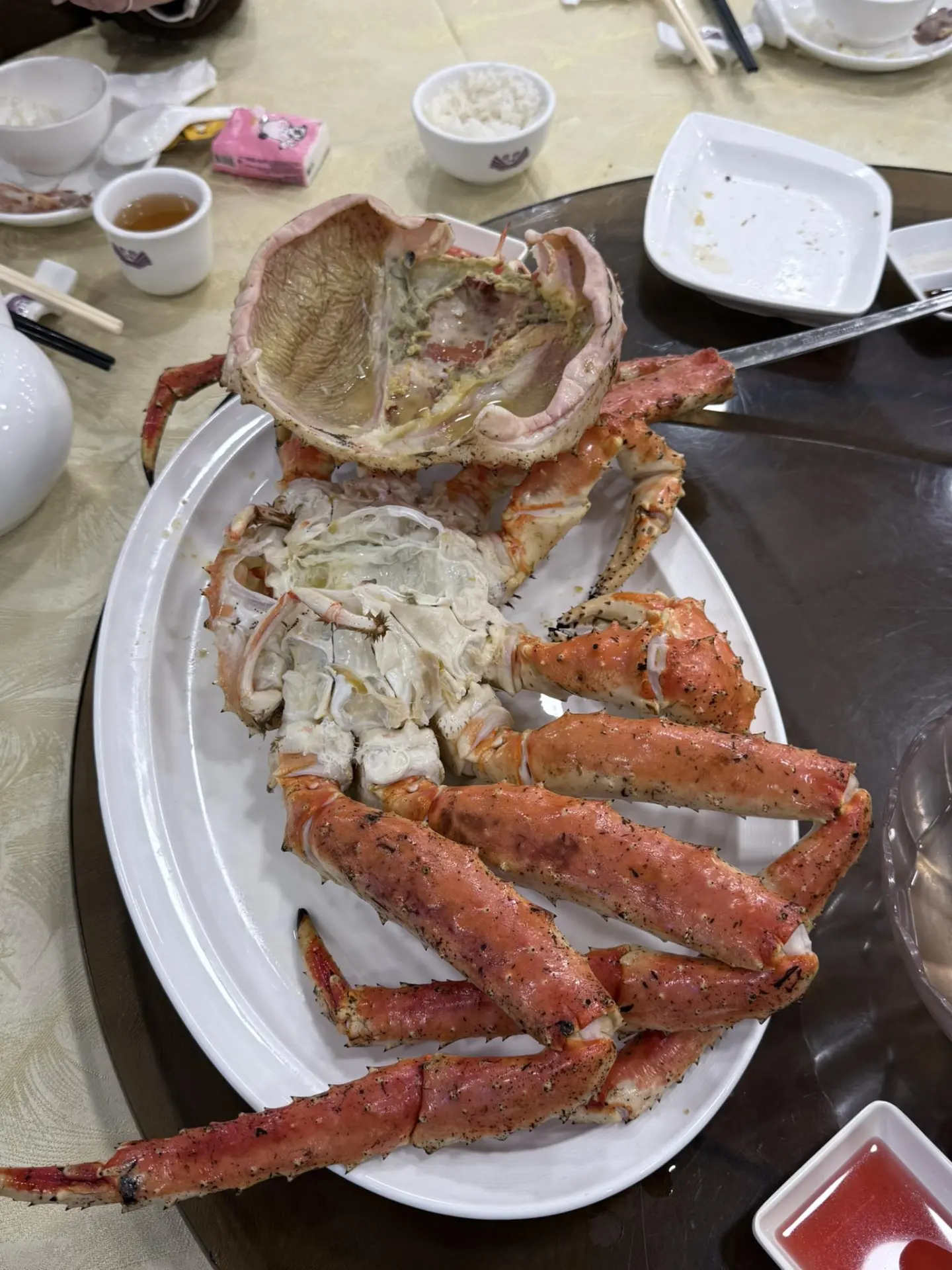 事主在帖文中憤怒表示，當日與家人到訪百好名宴，特意點選了酒樓宣傳的招牌阿拉斯加長腳蟹，豈料服務員送上餐點時，蟹蓋打開後竟空空如也。(圖：香港酒樓關注組@FB)