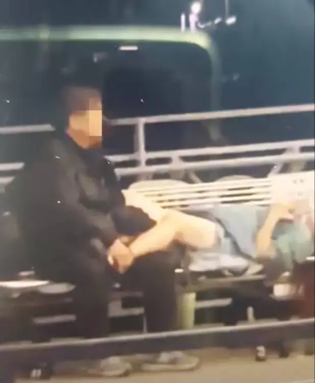 據了解,事件曝光源於一段長約 26 秒的影片,片中可見長洲紅燈橋碼頭的長凳上,一名 63 歲男子坐在凳上,把手伸進躺在身旁的 61 歲女子裙內,其後更兩度彎腰將面部貼向女子下體。(圖:視頻翻攝)