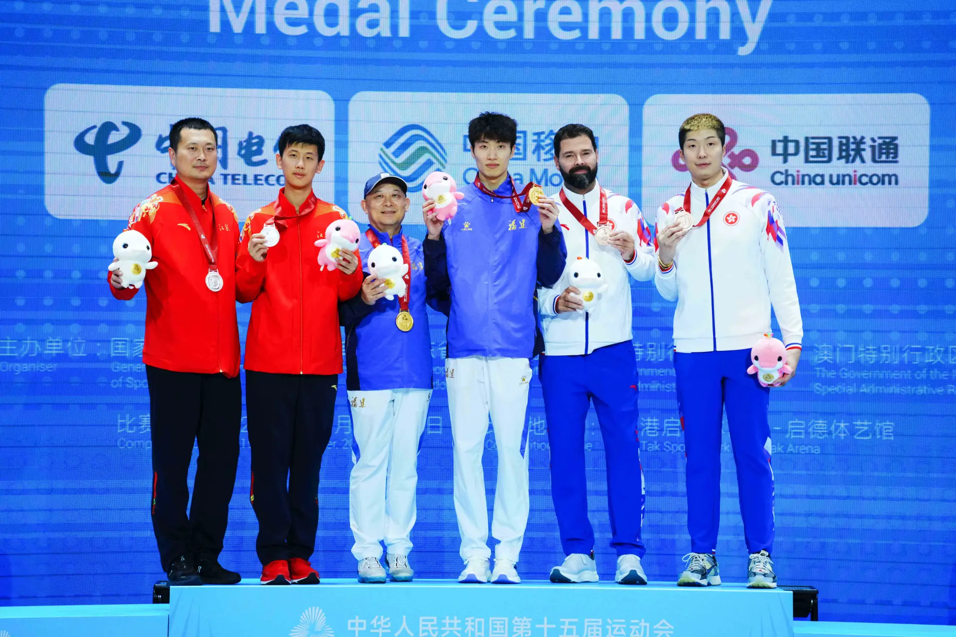 張家朗的法籍教練格連對弟子表現給予肯定，認為他尚未恢復最佳狀態，摘銅已屬不易。對於19日登場的男子花劍團體賽，格連充滿信心：「張家朗、蔡俊彥他們能為香港帶來好成績。」(圖：新華社)