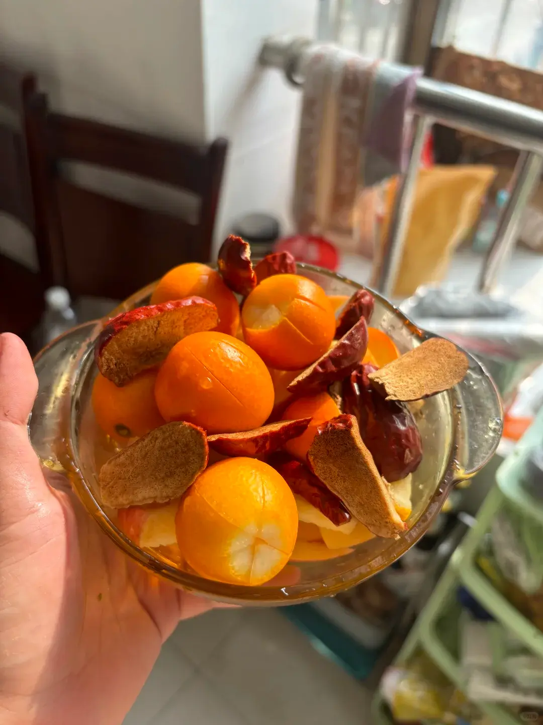 秋冬季節容易疲憊、喉嚨不適，不妨試試蘋果搭配黃芪與金桔同煮。（示意圖來源：小紅書）