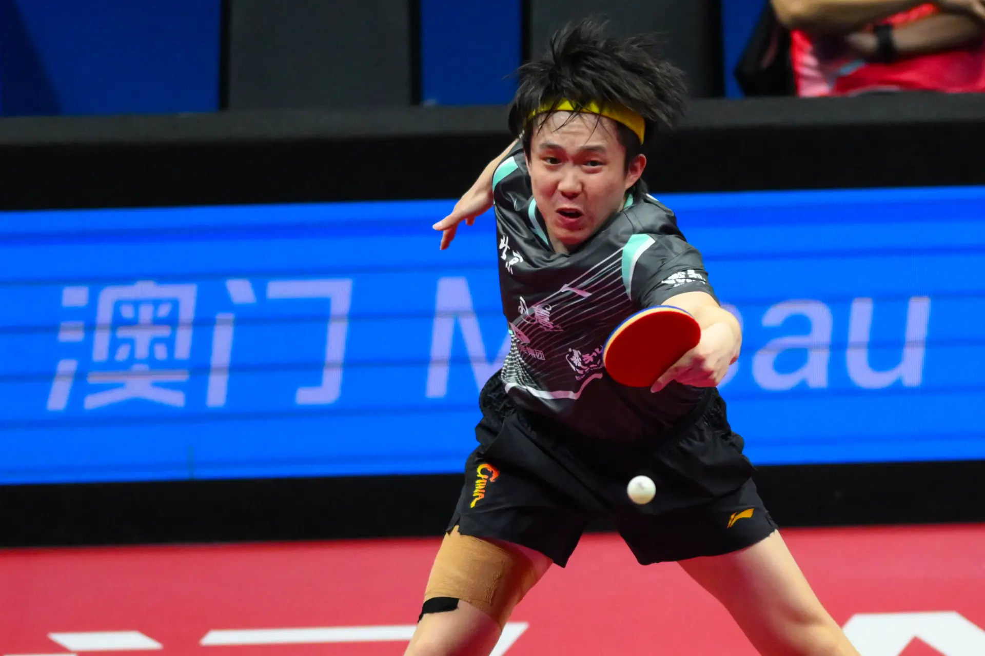 比賽開局便火藥味十足。王楚欽憑借隱蔽發球和淩厲的前三板搶攻迅速占據主動，首局以11-7先聲奪人。樊振東則在第二局迅速調整，緊盯王楚欽中路限制其發力，通過穩定的反手擰拉和相持能力，以11-9扳平比分。(圖：新華社)