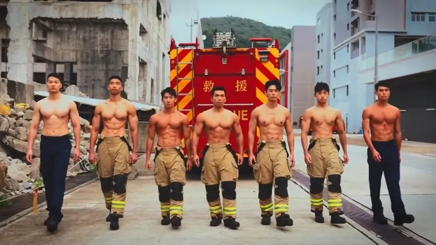 香港消防處2026慈善月曆開訂 猛男消防員續展肌肉魅力 收益全捐慈善的封面圖片