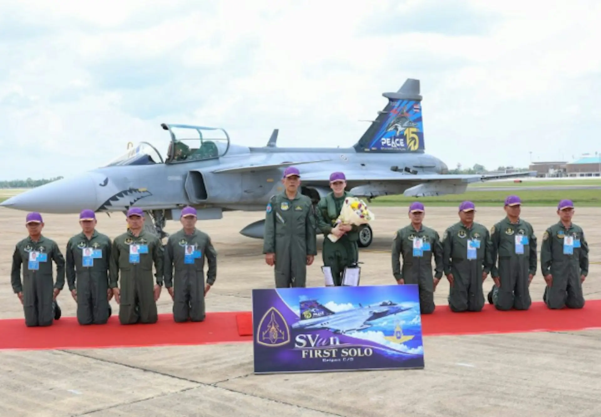 泰國王后蘇堤達（Queen Suthida）於 10 月 8 日在素叻他尼府空軍基地，首度獨駕 JAS 39C「獅鷲」（Gripen）戰機完成單飛訓練。國王哇集拉隆功親臨觀看，事後獻花並為她戴上「Gripen Order Golden Patch」金色臂章。（來源：泰國王室）