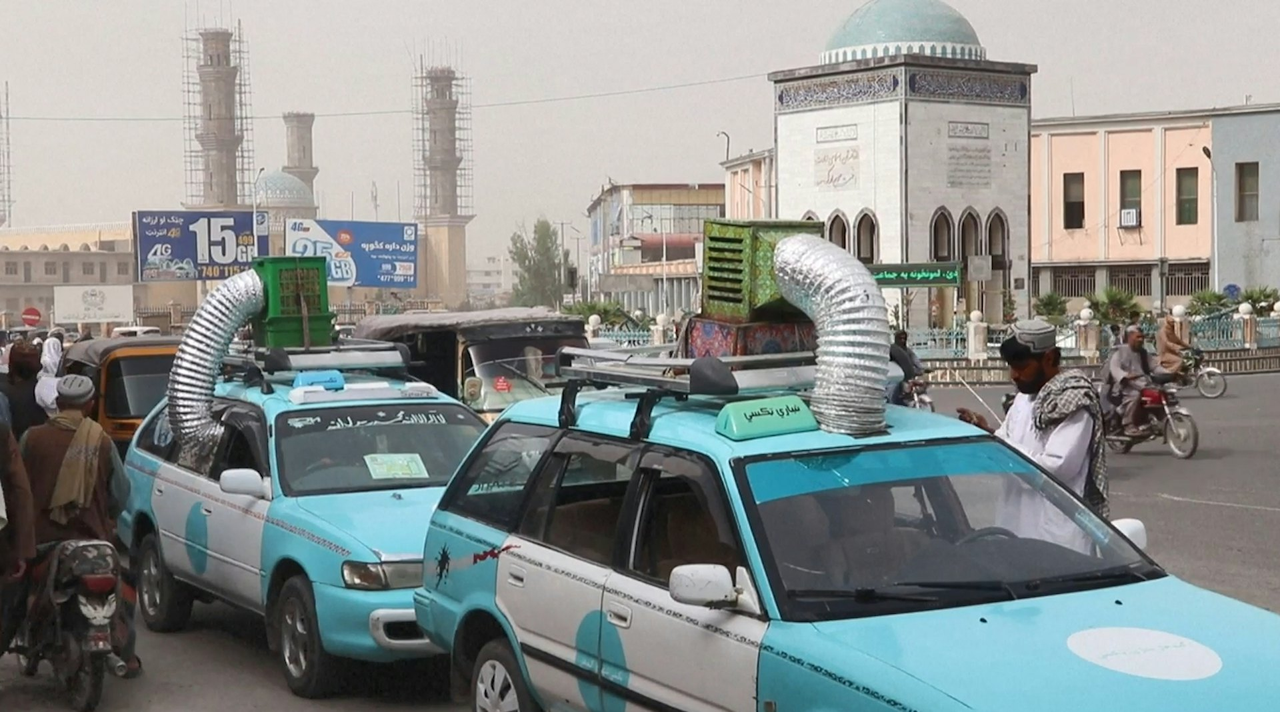 阿富汗南部的坎大哈因極端高溫，的士原廠冷氣頻繁失效，司機改裝水箱與風扇結合的自製冷氣。（來源：Sharjah24 News@YouTube）