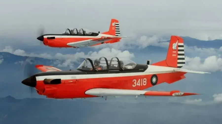 高雄岡山 T-34 教練機墜毀，模擬發動機失效訓練釀兩飛官身亡的封面圖片