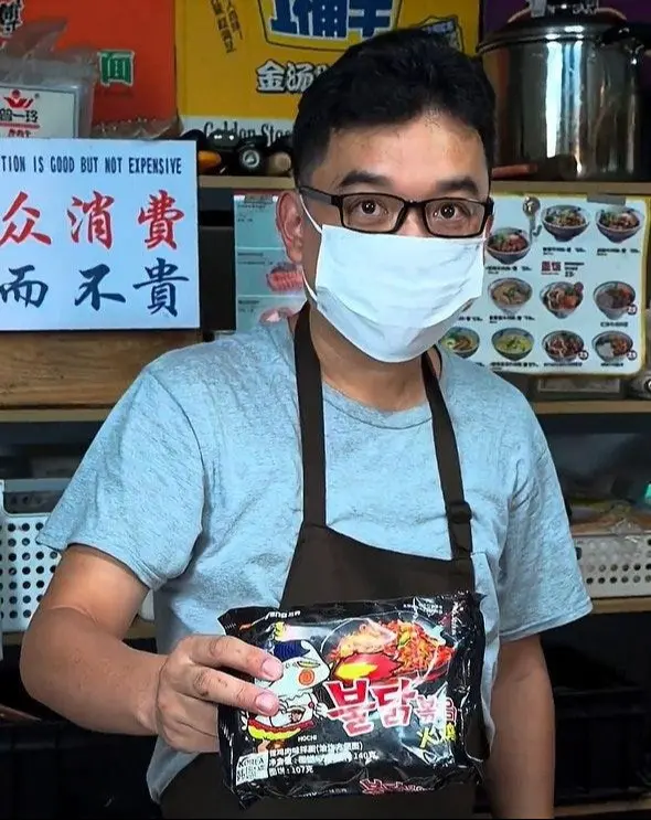中秋節剛過，又有一個創意月餅火出圈了，這次居然是用方便麵做的月餅，而想出這個創意的，是浙江一位網名為「Ayu 速食」的廚師。（視頻截圖來源：Ayu 速食@YouTube）