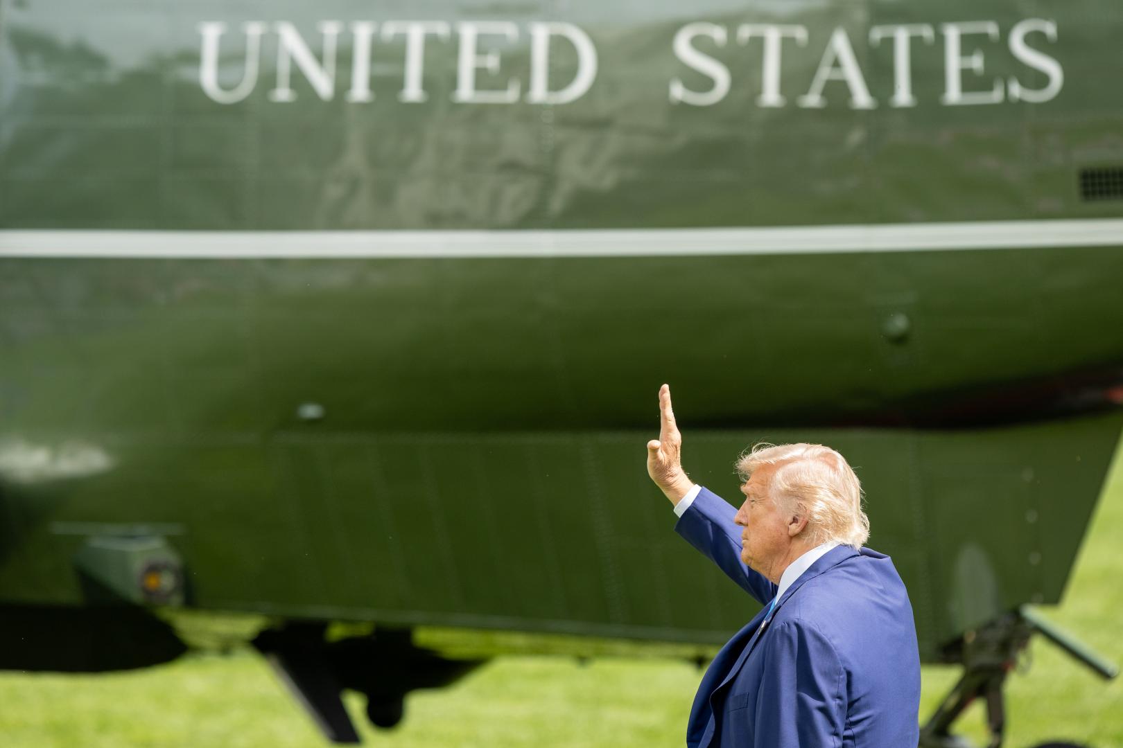 在美國華盛頓白宮,美國總統特朗普準備登機。(新華社)