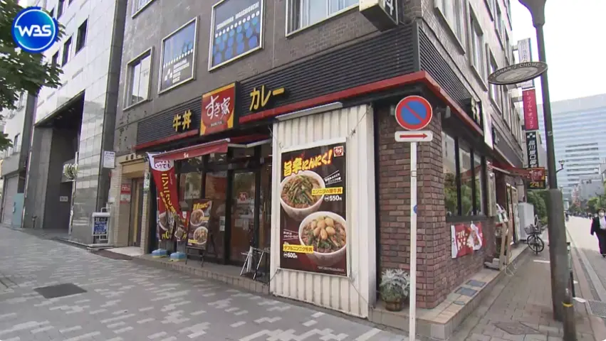1982年小川賢太郎創立了SUKIYA，打造與吉野家並列的餐飲帝國。（來源： テレ東BIZ ダイジェスト@YouTube）