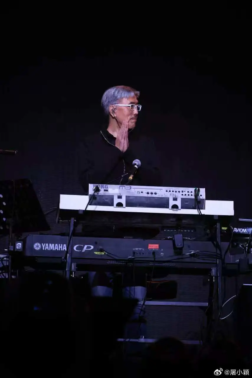 2025 年 11 月 1 日清晨，資深音樂人屠穎在廣州下榻酒店的健身房使用跑步機時突發意外，不慎跌倒撞擊頭部，經搶救無效宣告離世，終年 62 歲。(圖：屠小穎@微博)