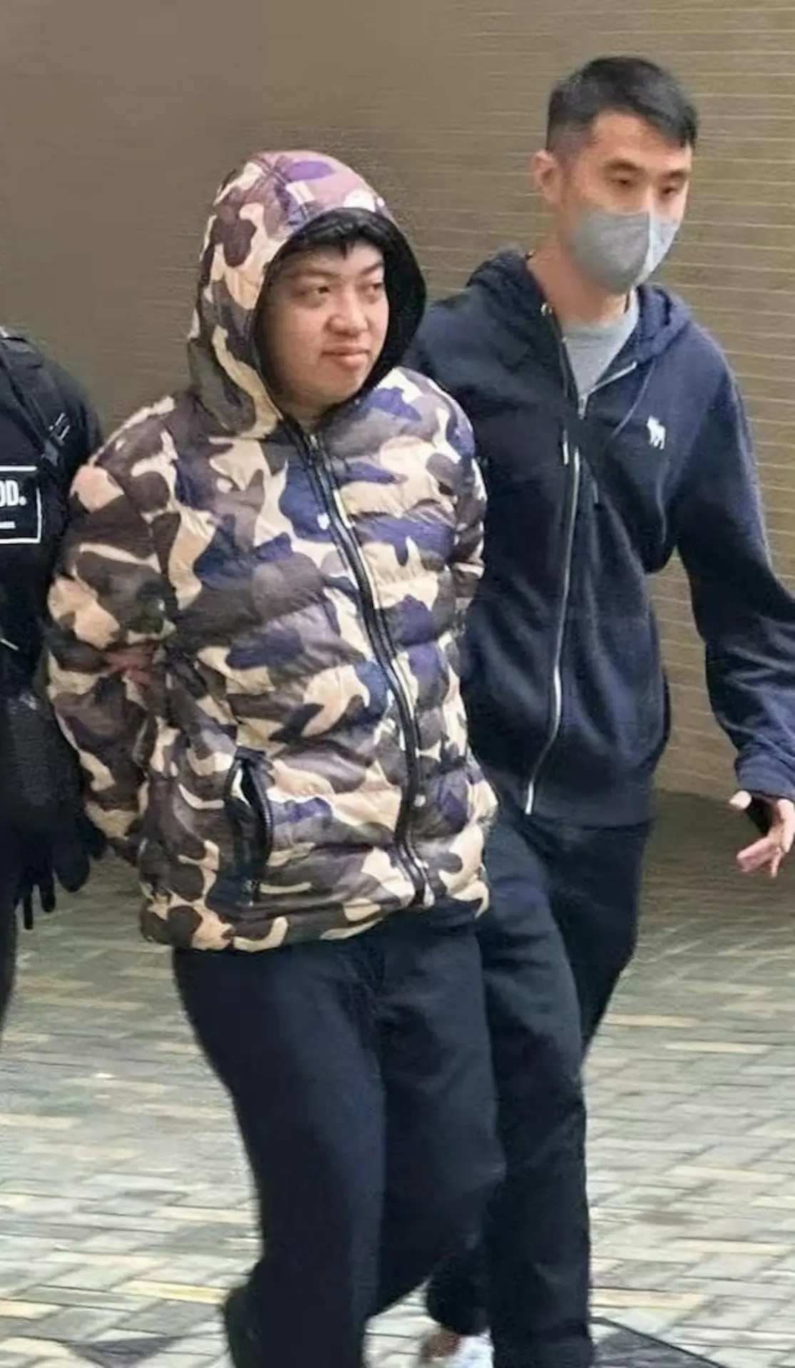 警務處國家安全處今日（3日）以「作出具煽動意圖的作為」罪，拘捕YouTuber兼「白卡聯盟」成員「Kenny」（左）。（FB 今日正言 Today Review / 妹豬）