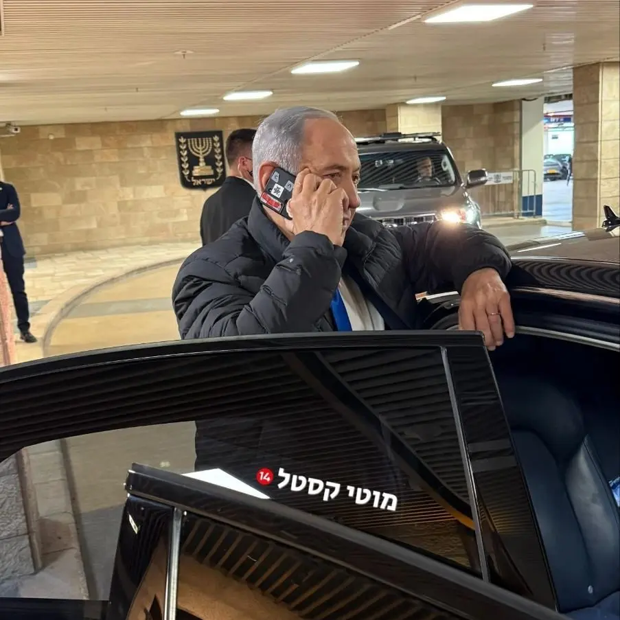 以色列總理納坦雅胡（Benjamin Netanyahu）手機鏡頭被貼紙全遮蔽，引發資安猜測。（來源：clashreport@X）