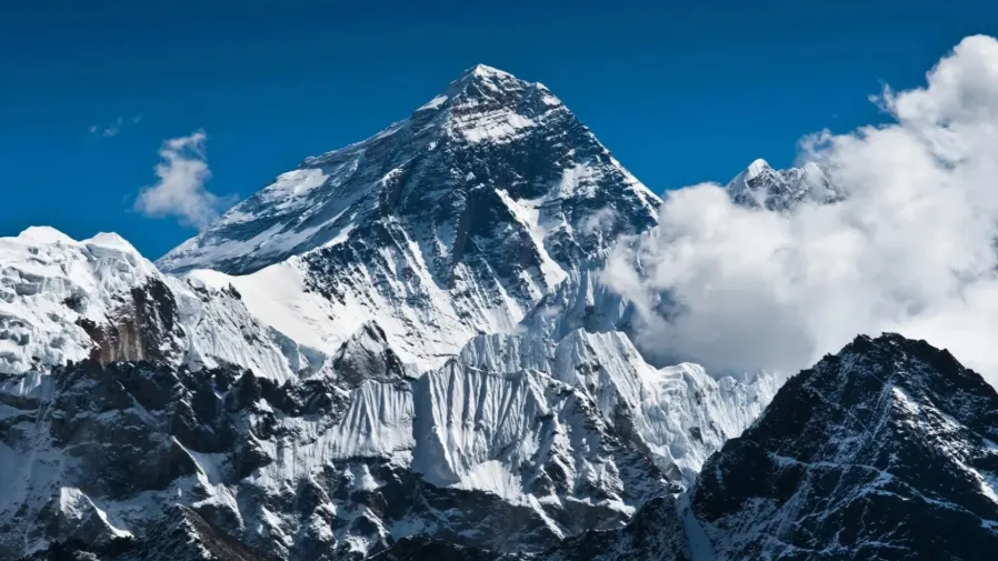 熱度破頂！聖母峰迎史上最繁忙登山季，千人成功衝頂的封面圖片