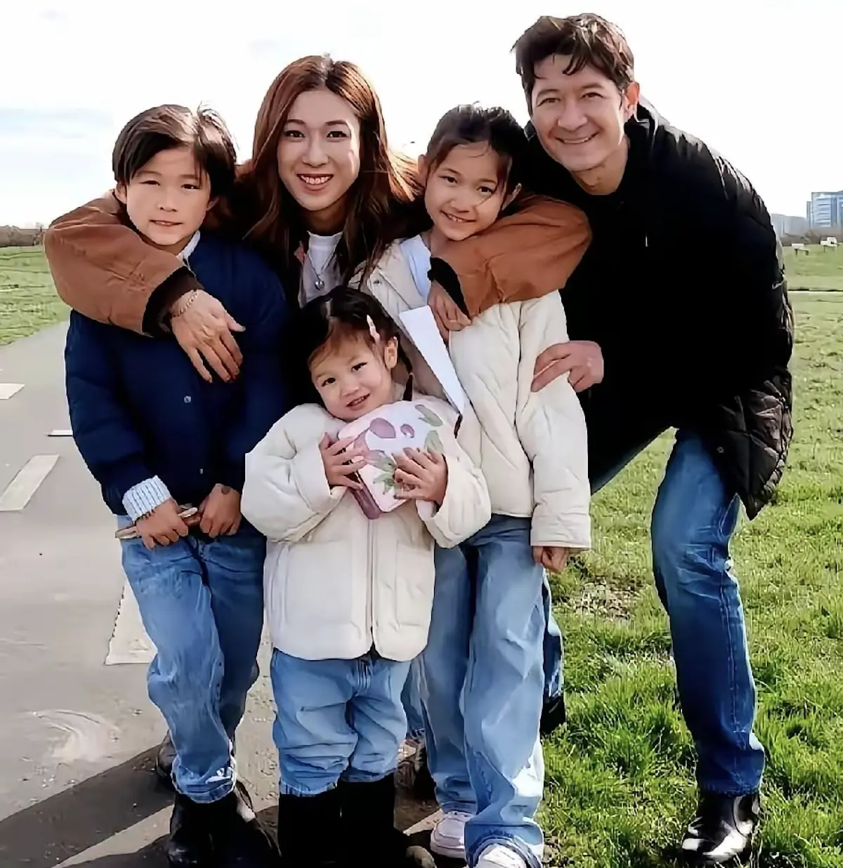 2025年11月15日，「港媒曝鍾嘉欣在加拿大起訴丈夫」的消息突襲微博熱搜，相關話題在內地多個平台迅速傳播，引發數萬網民討論。(圖片：網絡截圖)