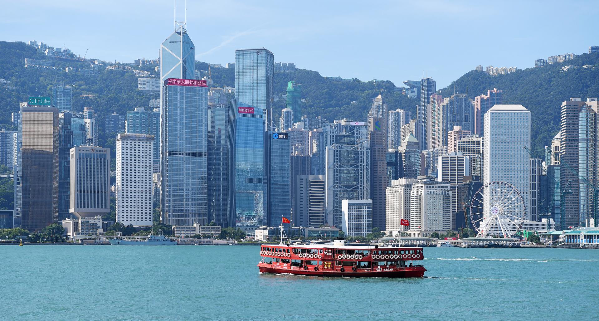 一艘換上大紅「新裝」的天星小輪行駛在香港維多利亞港。(新華社)