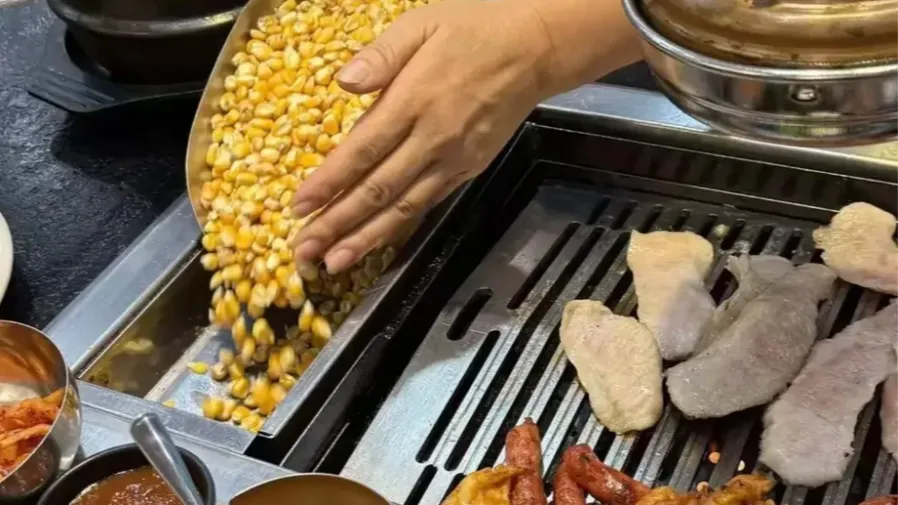 烤肉店用玉米粒當燃料,為何讓農業專家痛心疾首?的封面圖片