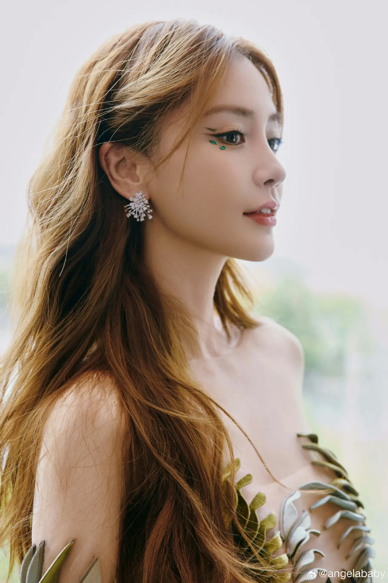 Angelababy即便與黃曉明結束婚姻關係，她仍舊保持著相對和諧的共同育兒模式，不僅時常帶小海綿與前婆婆聚餐，孩子的學校功課輔導、就醫看診以及假期旅行等事宜，她都盡量親自處理。(圖：angelababy@微博)