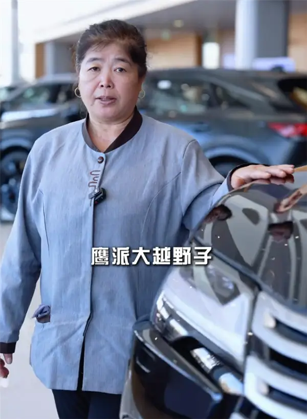 哈爾濱58歲雷克薩斯保潔大姨，以東北話搭配「6個桶子」「黢黑大輪」等接地氣表述說車，意外收穫百萬流量，打敗專業車模與主播。（截圖來源：網絡）