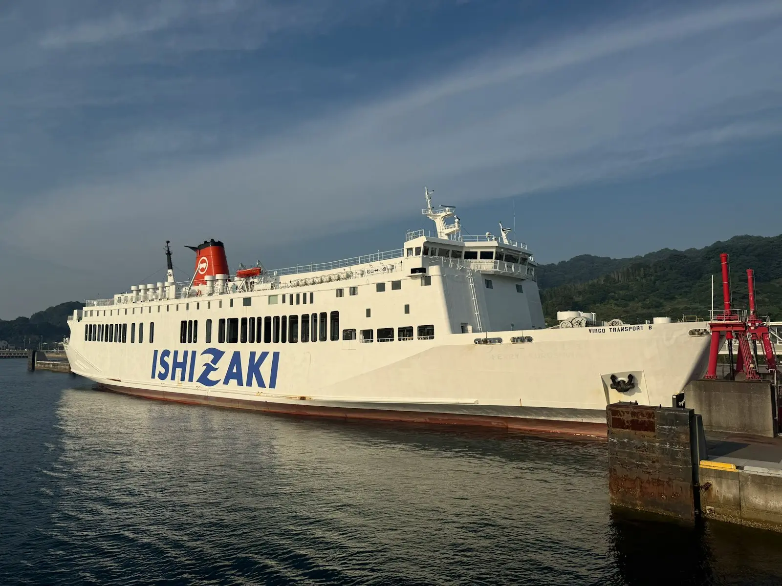 圖為網民拍攝的「VIRGO TRANSPORT 8」，當時船身仍有石崎汽船的標誌。（x/@7colors_frp）