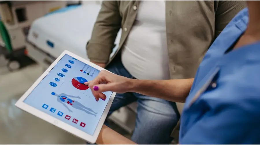 由血液檢驗中，蛋白質的配比與質量不佳，臨床醫師嚴重懷疑早期肝硬化，病患自始至終都拒絕接受肝穿刺的侵襲性檢查。