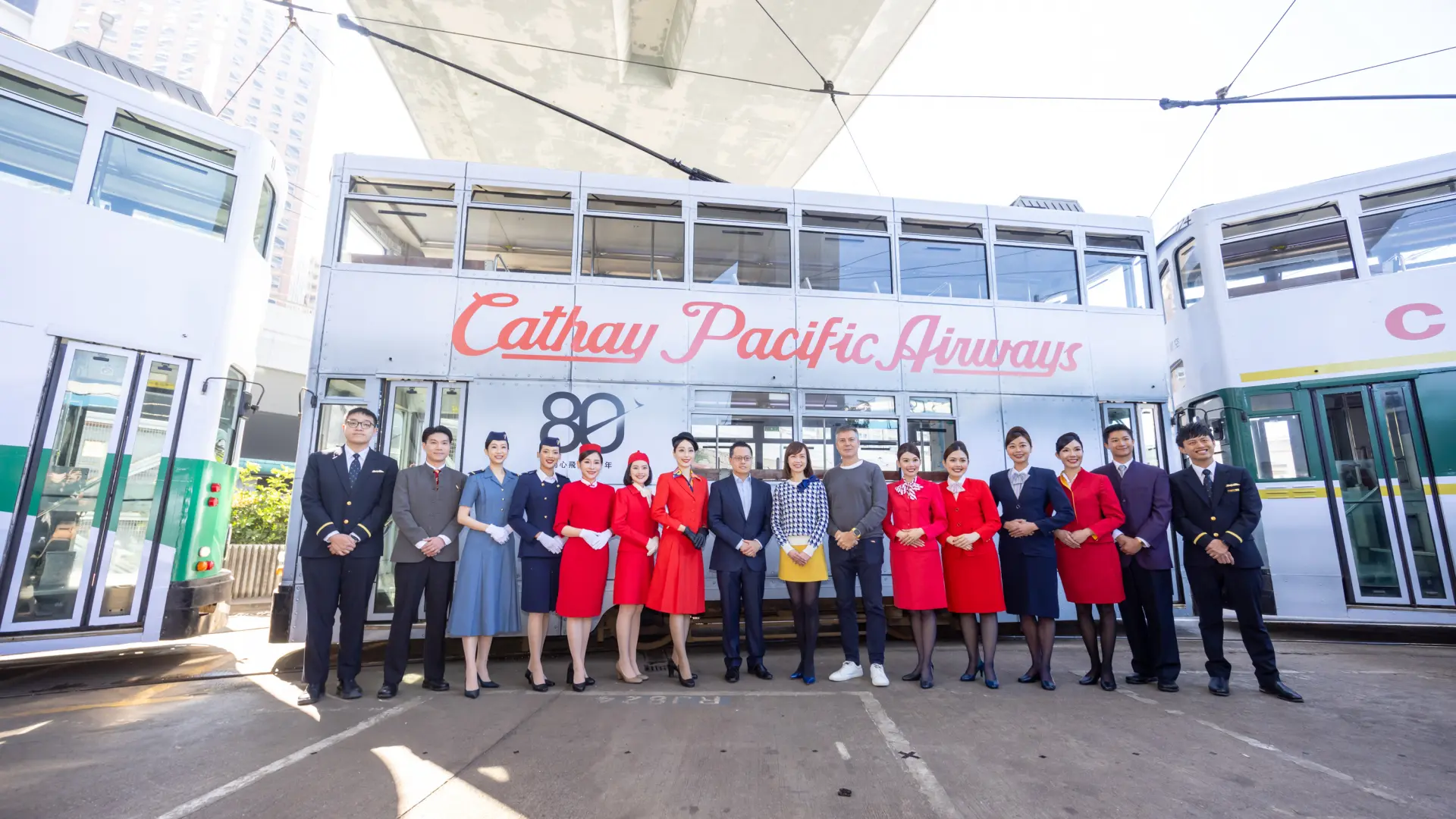 2026年1月25日下午，國泰航空為慶祝成立八十周年，在香港島舉辦了一場別開生面的大型復古電車巡遊。 四輛披上不同年代經典飛機塗裝的電車，於一時至四時穿梭於屈地街至北角一帶，吸引眾多市民駐足觀看。(圖：藍莓日報) 