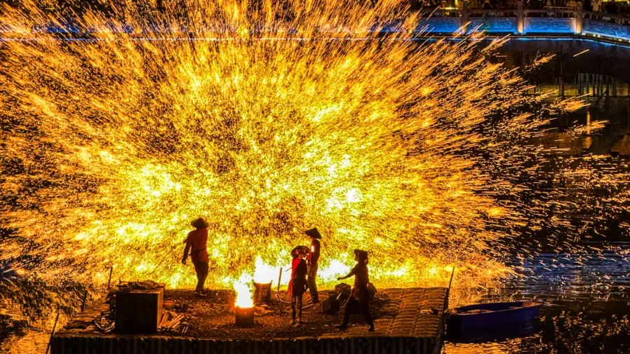 給果樹喂飯、鐵水潑牆？盤點那些讓人眼前一亮的中國春節奇俗！的封面圖片