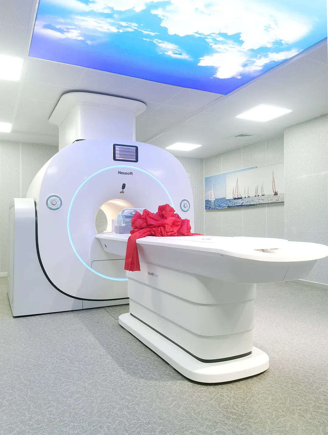 遼寧的醫療裝備製造能力，正好能在供給端提供這類產品，而香港多年積累的國際商貿經驗、法律與仲裁體系、風險管理和保險服務，則可以在需求端和交易過程中發揮關鍵作用。(圖：東軟醫療官網)