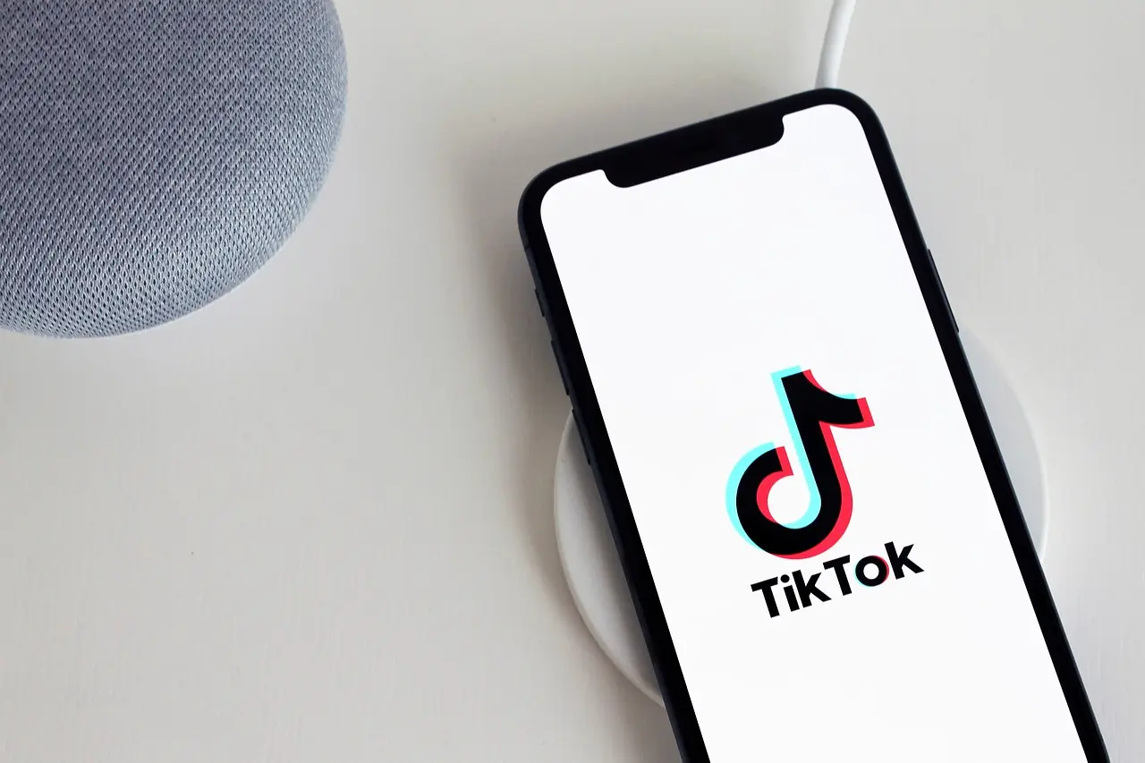 TikTok爆紅的素人分手短片揭開UGC商業內幕，創作者偽拍日常情緒短片接廣告，月入高達4.68萬港元。這類無標示的隱形廣告，涉嫌違反多間社群平台及美國FTC相關規範。（示意圖來源：pixabay）